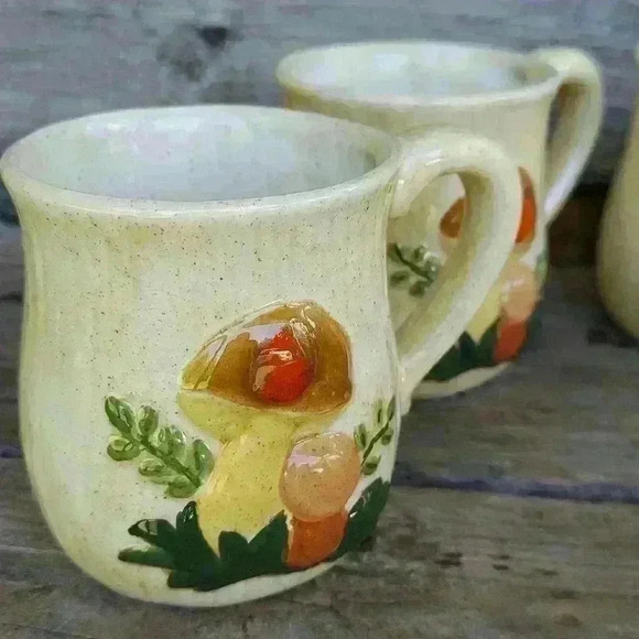 set of 5 vintage small mushroom coffee mugs - Picture 2 of 3